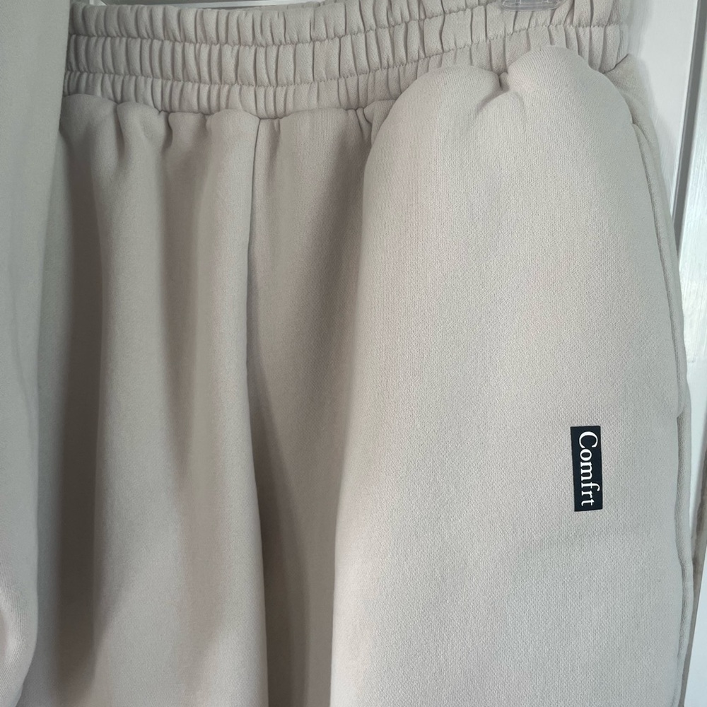 Comfrt Cream Oversized Hoodie with Heart Detail - Picture 5 of 8